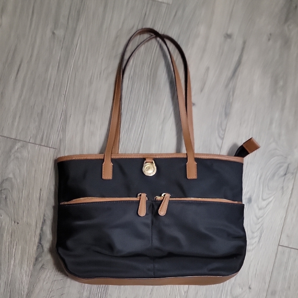 Michael Kors Black and Tan Tote Bag with Elegant Design - Picture 11 of 11